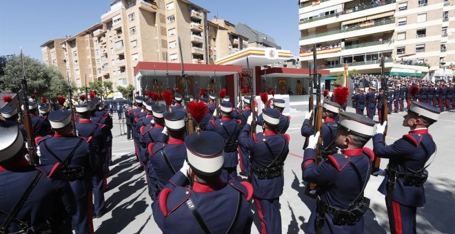 Los reyes presiden un multitudinario desfile por el Día de las Fuerzas Armadas en Huesca