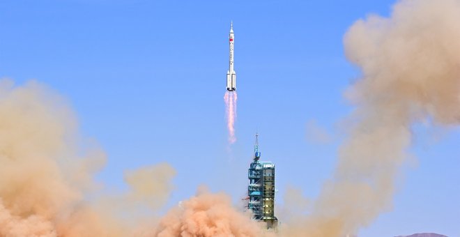 China lanza con éxito nueva nave tripulada hacia su estación espacial
