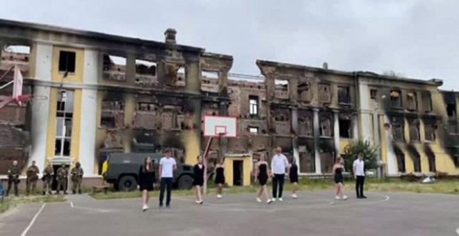 Estudiantes ucranianos regresan a su escuela destruida por la guerra en Járkov