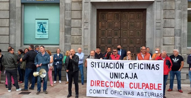 Protesta contra la "chapuza" de la fusión informática en Unicaja
