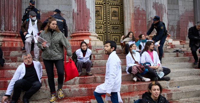 Detienen a 14 activistas que participaron en la pintada al Congreso para denunciar la inacción contra la emergencia climática