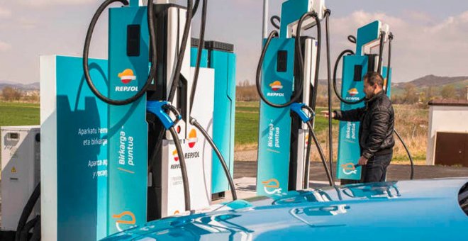 Repsol asegura que alcanzará su meta de un punto de recarga cada 50 kilómetros a final de año