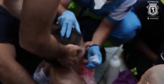 Los Bomberos rescatan a un niño cuyo brazo quedó atrapado en el sumidero de una piscina