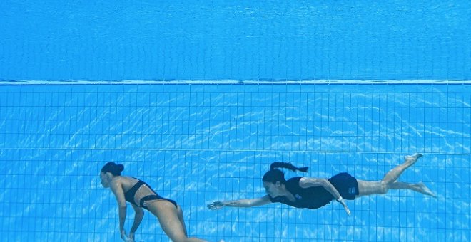 La española Andrea Fuentes rescata a una nadadora de EEUU tras desmayarse dentro del agua durante el Mundial