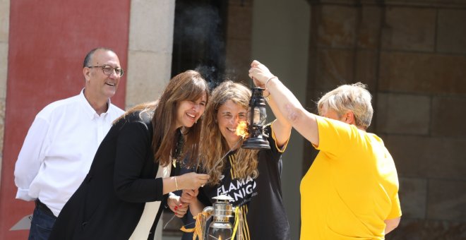 La reivindicació pel català centra l'arribada de la Flama del Canigó al Parlament