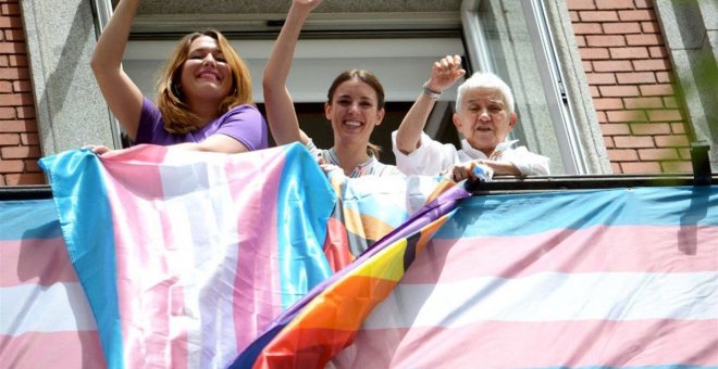 Feministas presentan enmiendas a la ley trans y exigen un informe médico para cambiar el sexo en el registro