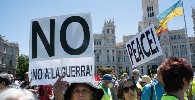 Miles de personas se manifiestan contra la OTAN en un centro de Madrid blindado por la Policía