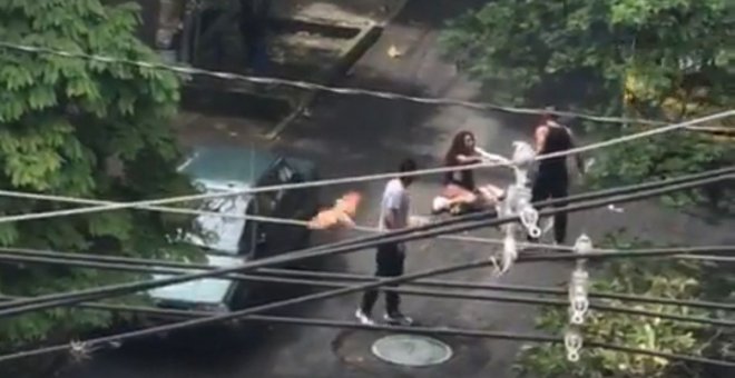 Tres hombres atacan con cadenas a una mujer trans en Medellín