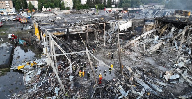 Al menos 18 muertos en un ataque ruso contra un centro comercial en Ucrania