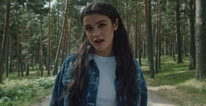 La cantante Amaia 'muere' atropellada en la nueva campaña de la DGT