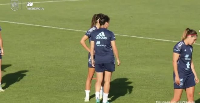 La selección femenina de fútbol se ejercita antes de medirse a Italia