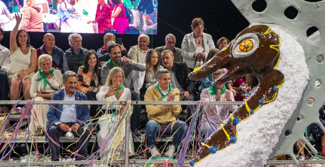 'Chandelier' del grupo Malora, carroza ganadora del Coso Blanco 2022