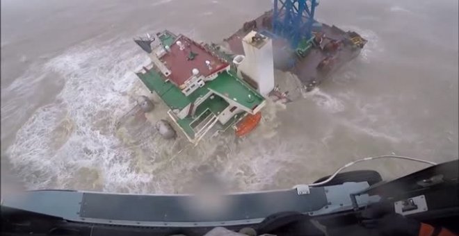 Rescatan in extremis a un operario de un buque científico que se hundía en Hong Kong