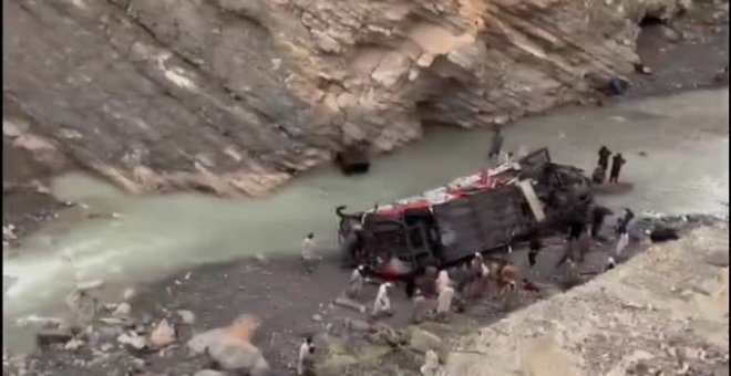 Un autobús con 30 pasajeros a bordo se precipita por un barranco en el suroeste de Pakistán