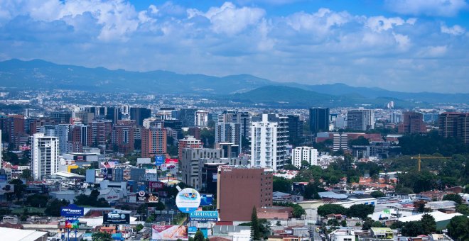 Destruyen un monumento a Isabel la Católica en Ciudad de Guatemala