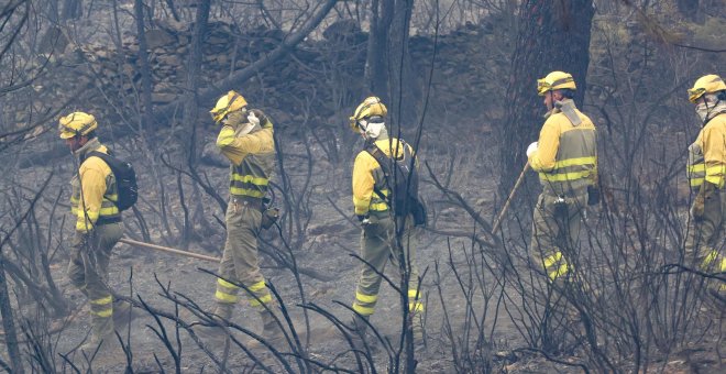 Los bomberos del incendio de Salamanca imploran ayuda a Mañueco: "Dependemos de los vecinos para poder beber"