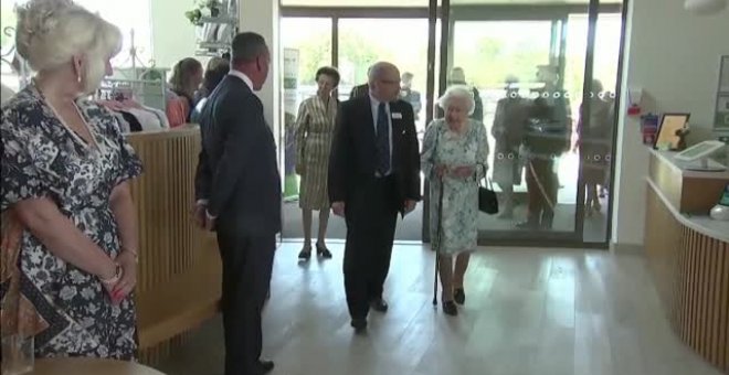 La reina Isabel visita un hospicio de Windsor