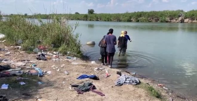 Familias mexicanas cruzan junto a sus niños el río fronterizo hacia EEUU