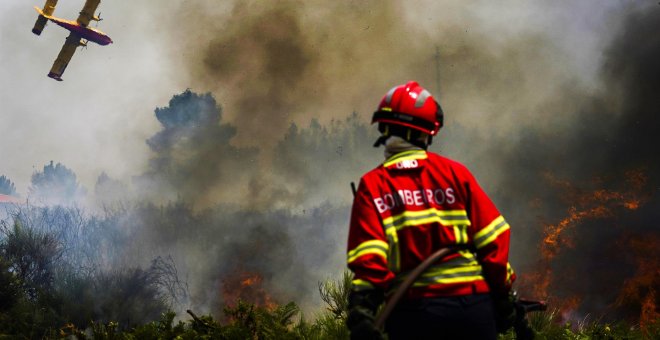 Los incendios se cobran una vida en Portugal y fuerzan la evacuación de 12.000 personas en Francia
