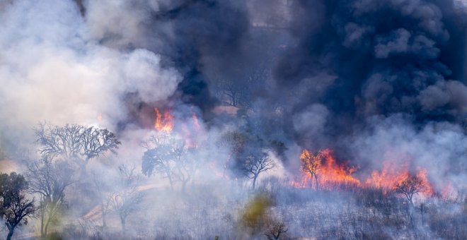 La dificultad para controlar los incendios provoca más desalojos en varios pueblos e impide a los vecinos regresar a sus casas