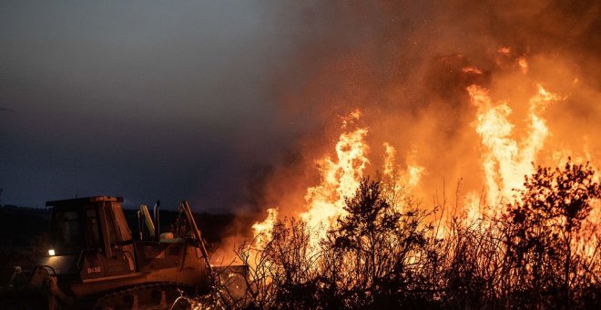 Suspendido el tráfico ferroviario Madrid-Galicia por el incendio de Zamora