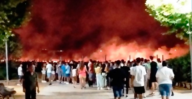 Un enorme incendio junto al recinto ferial de La Solana sorprende a los vecinos la víspera de sus fiestas