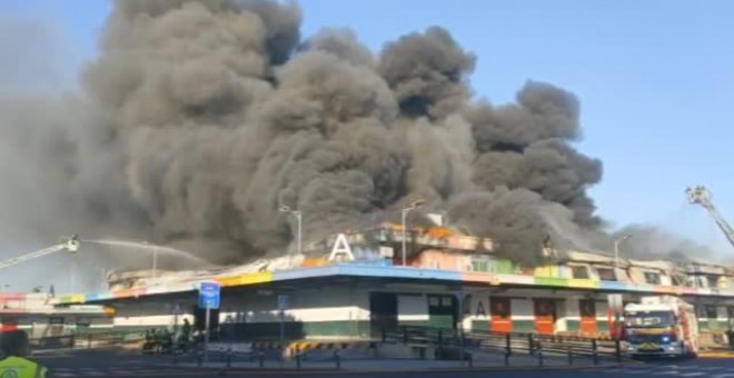 Un espectacular incendio devora parte de las instalaciones de Mercamadrid
