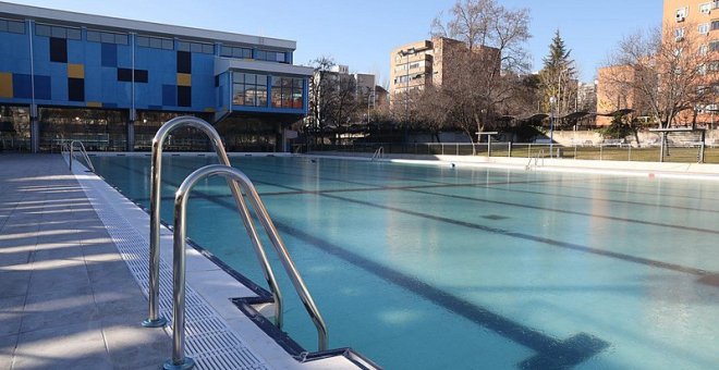 Hacer 'topless' en la piscina, una opción sólo garantizada para los hombres en Catalunya