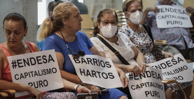 Miles de vecinos de la periferia sevillana se agrupan contra los cortes de luz en sus barrios