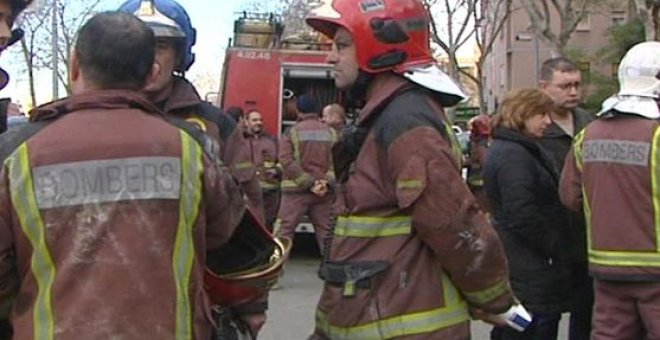El incendio de un local en en Sant Adrià de Besòs obliga a atender a 58 personas y desalojar un geriátrico