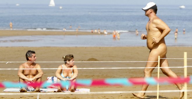 ¿Qué pasa si me quito el bañador en la playa?