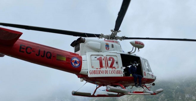 Evacuado en helicóptero un montañero de Oviedo atascado en al vía ferrata de Socueva