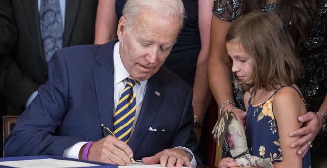 Biden firma su ley estrella, con más fondos contra el cambio climático y subidas de impuestos a grandes empresas
