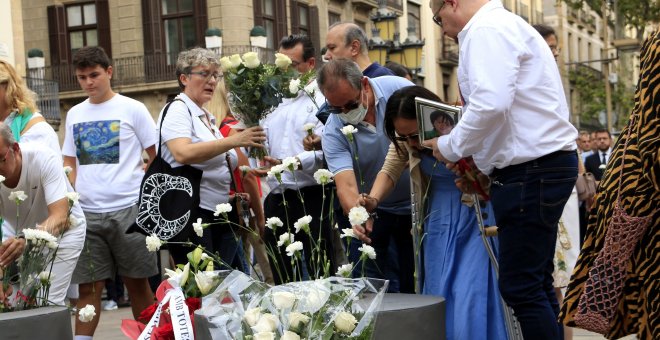 Un centenar de manifestantes empañan el homenaje de Barcelona a las víctimas del 17-A