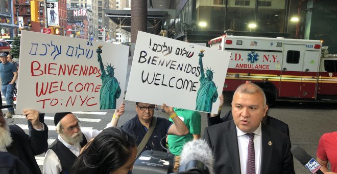 Texas envía autobuses con migrantes a Nueva York para deshacerse de ellos