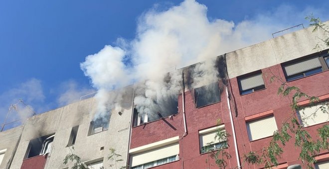 Dos menors de 13 i 15 anys en estat crític després de precipitar-se d’un pis de Badalona per escapar d’un incendi