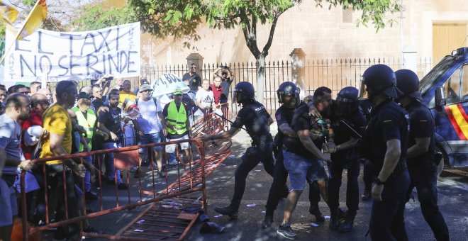 Un policía antidisturbios agredió en la cara a un manifestante en la protesta de Sevilla contra la regulación de los VTC de la Junta