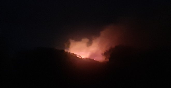 Activos dos incendios en Silió y Peña Cabarga