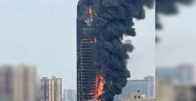 Un incendio arrasa un rascacielos al sur de China