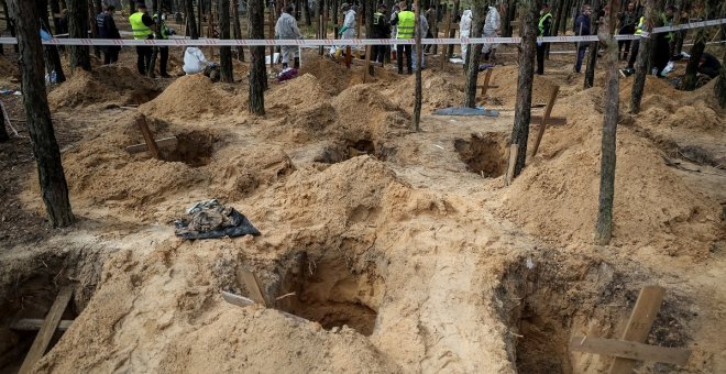 Ucrania cifra en 59 los cuerpos exhumados de una fosa común de la localidad de Izium