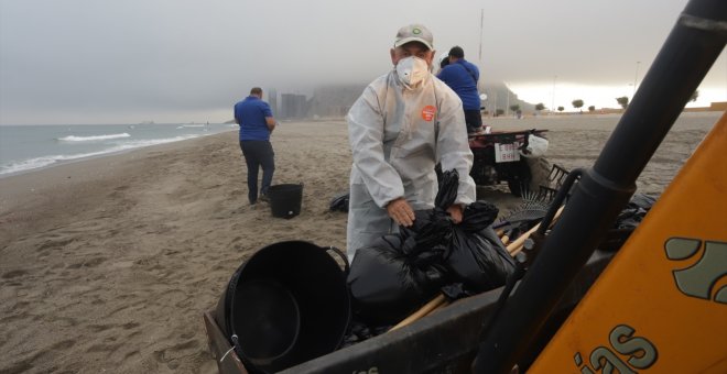 La Línea cierra sus playas al hallar restos del vertido del buque varado en Gibraltar