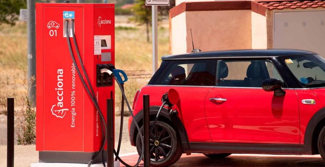 Acciona Energía se asocia con Qwello para desplegar puntos de recarga urbanos para coches eléctricos