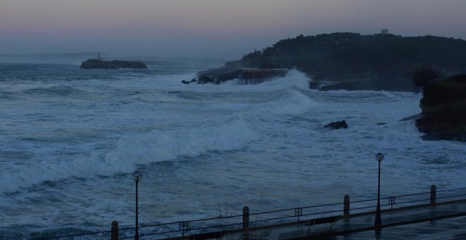 Los vientos y el fuerte oleaje ponen en riesgo al litoral cantábrico este miércoles