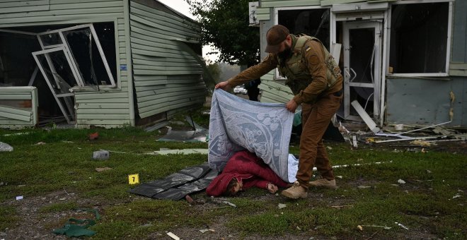 Un bombardeo contra un convoy humanitario deja 30 muertos y 88 heridos en Zaporiyia