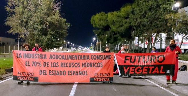 Activistes climàtics tallen l'accés a Mercabarna per denunciar el model agroalimentari