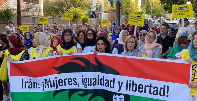 Así ha sido la concentración por los derechos de las mujeres frente a la embajada de Irán en Madrid