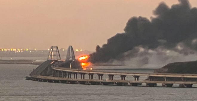 Una explosión destruye parte del estratégico puente que une Rusia y Crimea, y Moscú dice que hay tres muertos