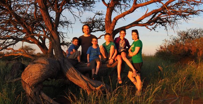 Una familia recorre el mundo antes de que sus hijos pierdan la visión por una enfermedad