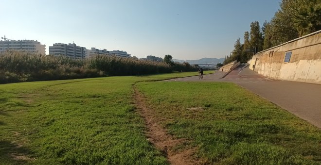 Qué hacer para que la gente no se salte la valla que prohíbe el paso al entorno protegido de la desembocadura del Besòs