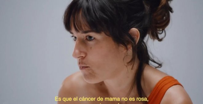 La campaña que pide más recursos en la lucha contra el cáncer de mama y cuenta el origen del 'pinkwashing': "Menos rosa"